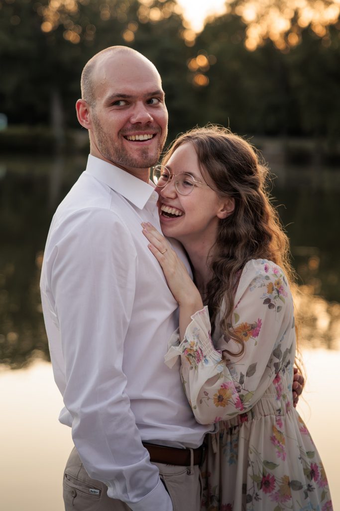Lachendes Paar bei einem romantischen Fotoshooting am Schloss Monrepos
