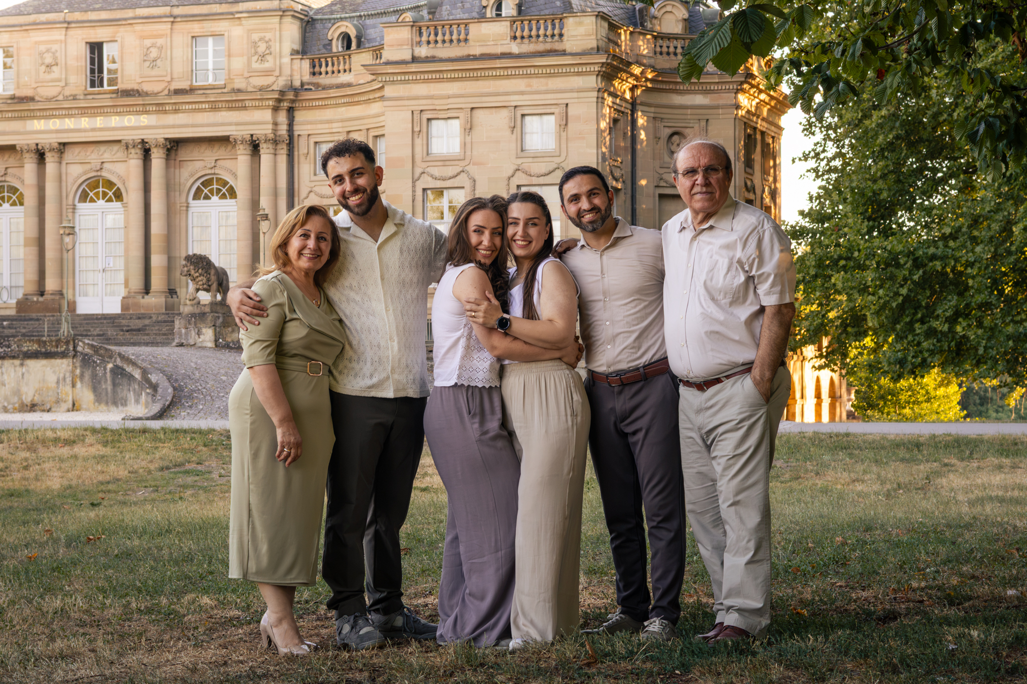 Familienfoto mit erwachsenen Kindern in der Abendsonne