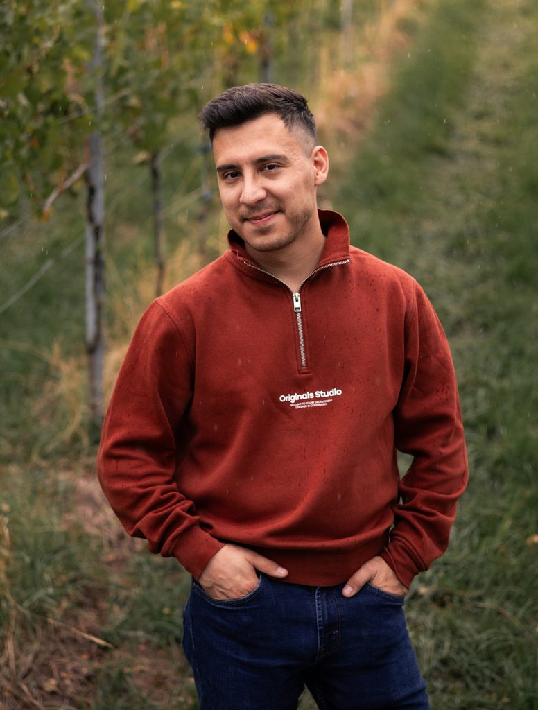 Freundliches Dreiviertelportrait des Fotografen Max Sandoval