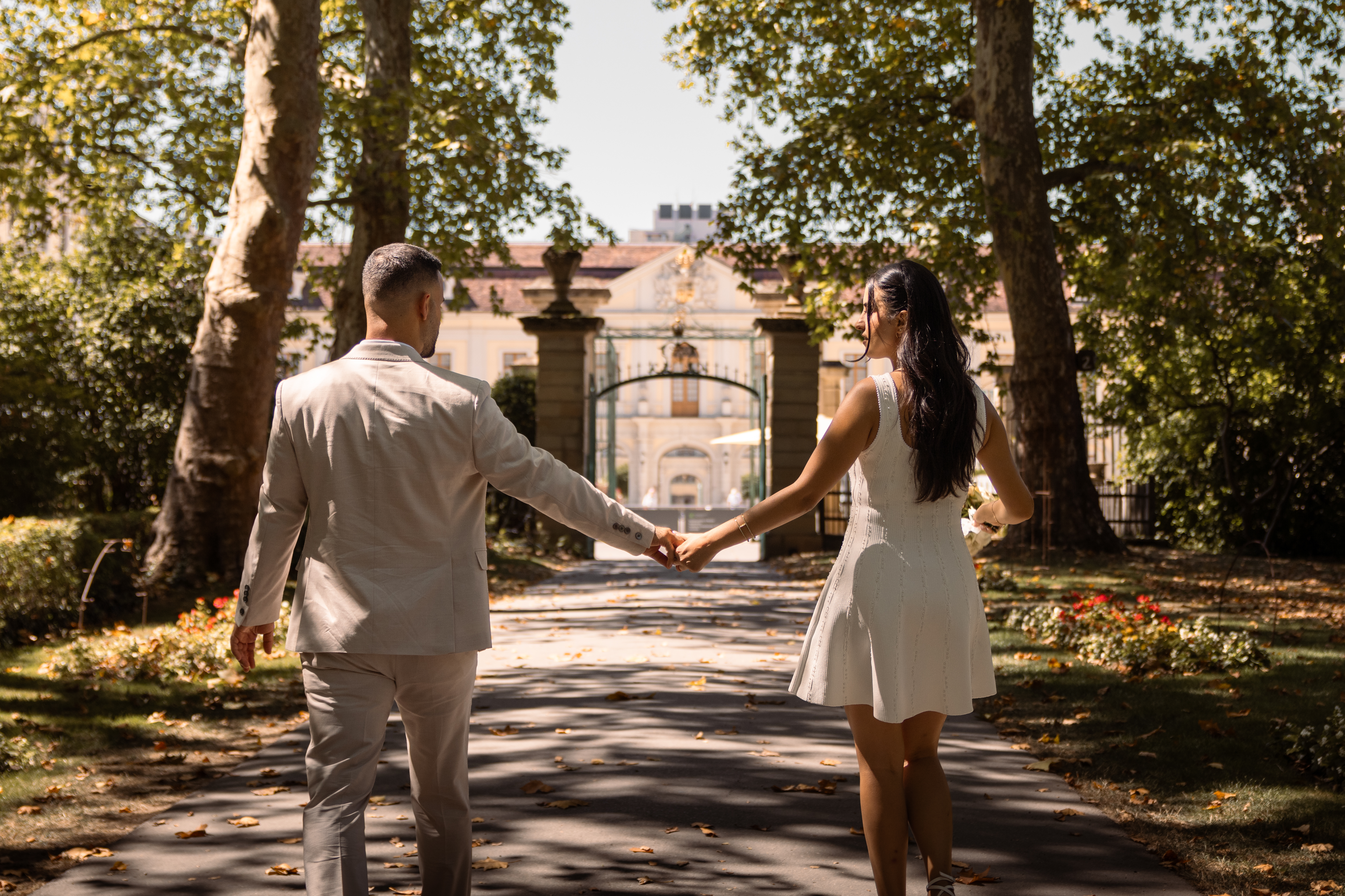 Paar spaziert nach standesamtlicher Hochzeit durch einen Park