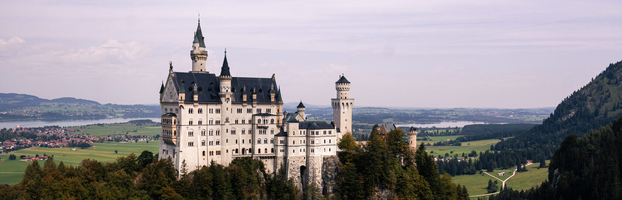 Ein Panoramabild vom Schloss Neuschwanstein